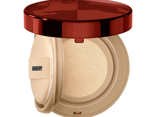 バーバリーのアイコン“馬上の騎士”が煌めくホリデー限定パッケージのクッションファンデーション【クリスマスコフレ2025】