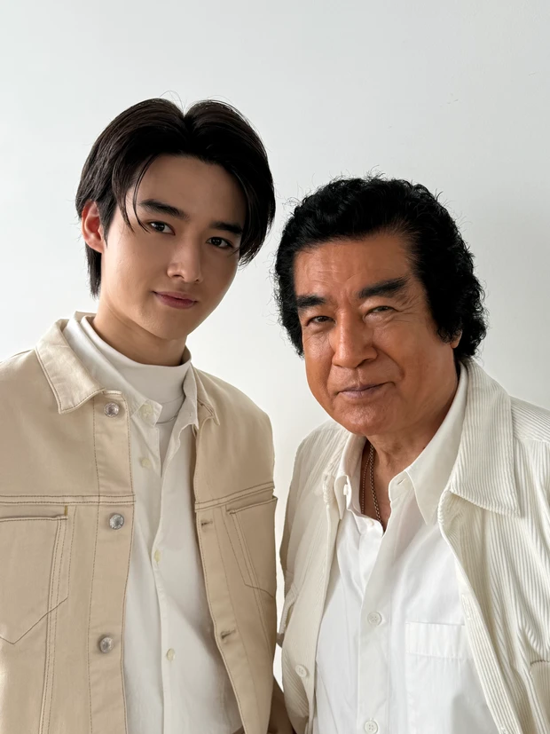 藤岡弘、　藤岡真威人　バストアップ