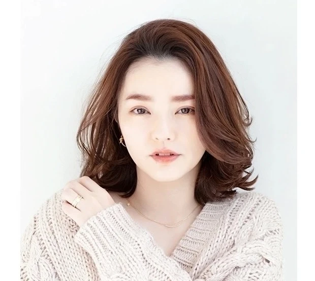 ZACCの髪型・ヘアスタイルまとめ_かき上げる前髪が揺れる、グラデーションミディアムボブ
