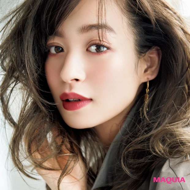 野崎萌香が着こなす　秋の本命ファッションと秋メイクでハンサムな色気