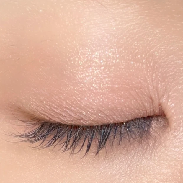 from2aN(フロムトゥーエーエヌ)「ラブクローバーパレット 01 ピンクブルーム」をまぶたに塗った仕上がりイメージ