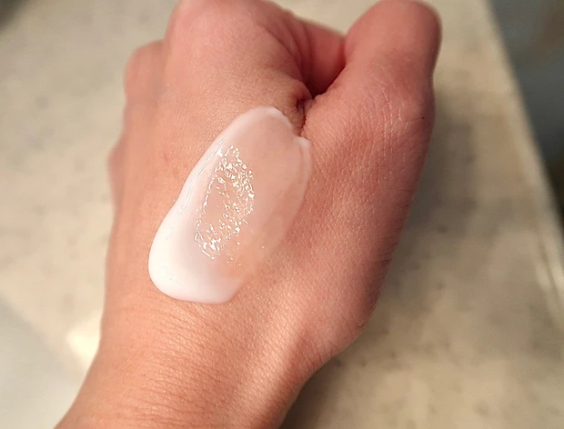 ヴァセリン GLUTA-HYAのゴールドのテクスチャー