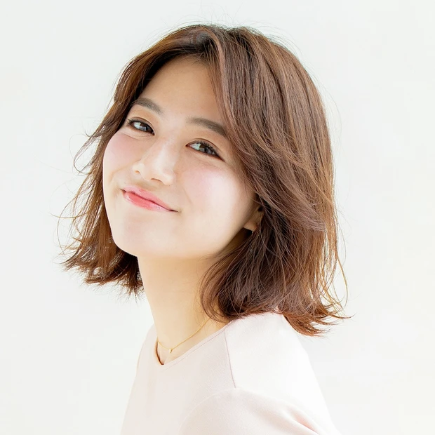 自然な抜け感で差をつける、センターパート×外ハネの大人カジュアルロブ