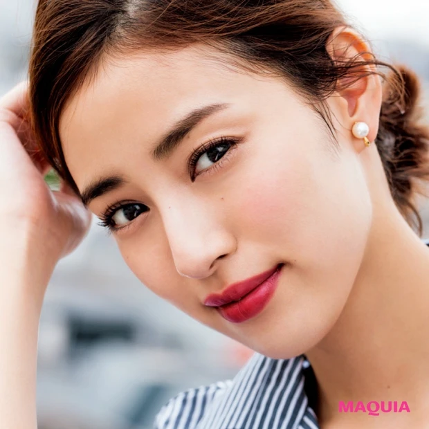 オンとオフで使い分け! 赤リップが主役の好印象メイク