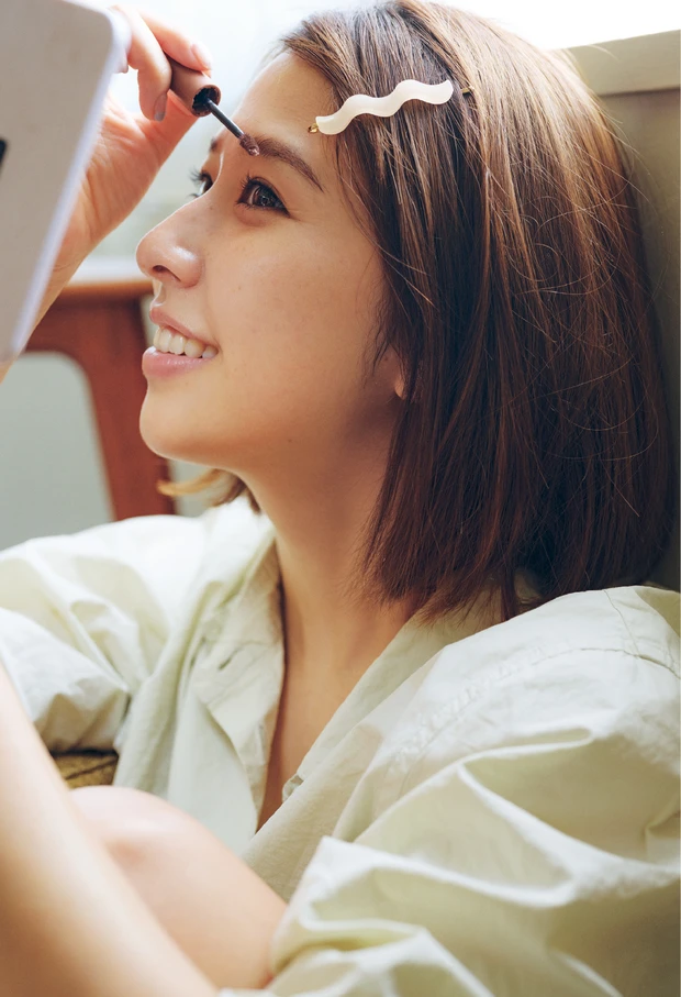 眉はマスカラだけで仕上げるのが近頃の気分