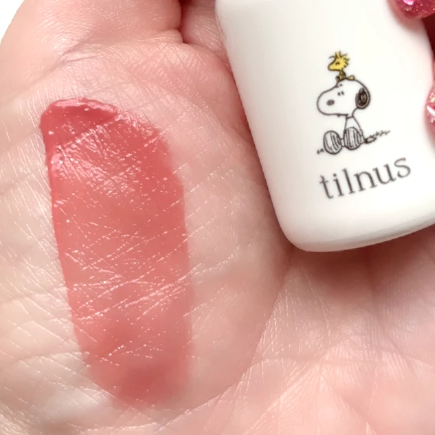 上品なくすみローズピンク「S102 ベストバディピンク」。仲良しのPEANUTSたちがパッケージで微笑む一色。