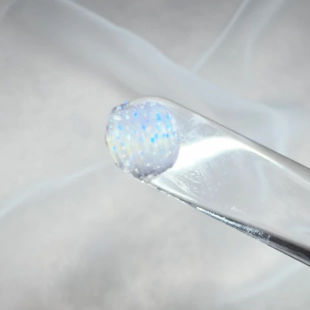 スナイデルビューティ コズミック グロウ グロス 青ラメ拡大