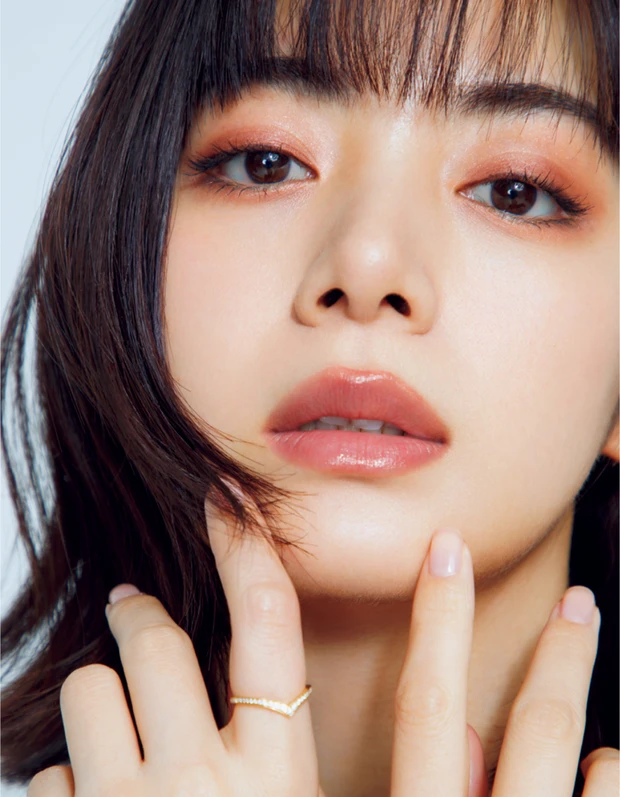 【秋メイク】赤とブラウンの目元×潤い満タンリップで旬のジューシー果実顔