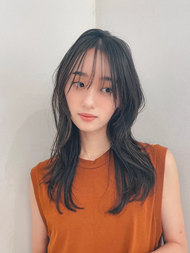 ヘアカタログ セミロング セミロングヘア 前髪あり 正面
