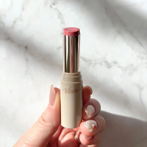 神崎恵が愛用する「ヴィセ　エッセンス プランプバーム　PK881 ミュートピーチ」