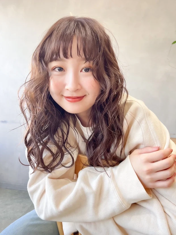 春におすすめの髪型 トレンドヘアスタイル ピンクグレージュ ランダムウェーブ セミロング