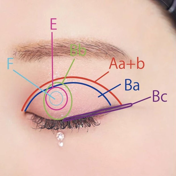1.キラキラストーンが目を引く、K-POP風アイドルメイク_EYE_やり方_2