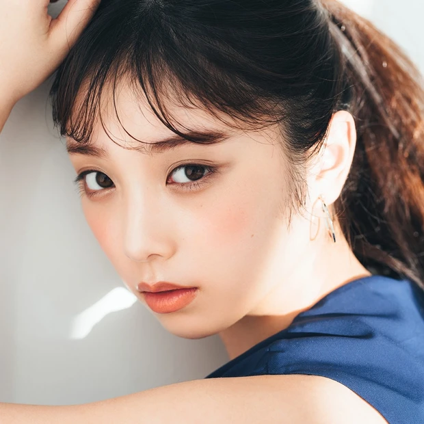 【与田祐希さんのメイク】新作ファンデーションで旬顔に! 透明感&ツヤを宿した春肌はどう作る?_5