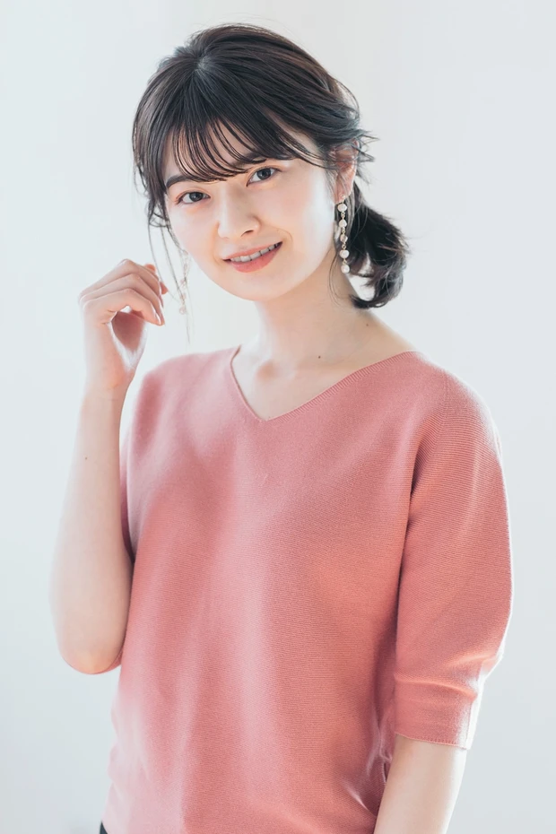 首元をすっきりみせるサイドアップで華奢見え効果