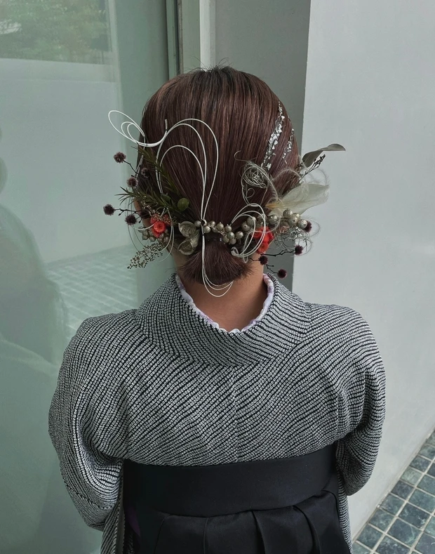 【着物に似合うヘアアレンジ】卒業式や入学式にもおすすめ! 「水引&金箔」「タイトな一本結び」「花モチーフ」のヘアアレンジ22選_2_3