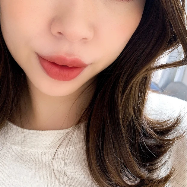 【MYベストコスメ】湿度感のあるマット&肌色問わず似合うブラウンリップ<セルヴォーク>エンスロール マット リップ_4