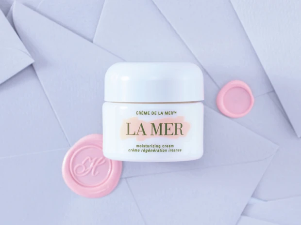 小嶋陽菜さん、替えのきかないコスメ「クレーム ドゥ・ラ・メール」の魅力って？ こじはる的神コスメ【増刊付録「こじはる愛用コスメハピバBOX」紹介】