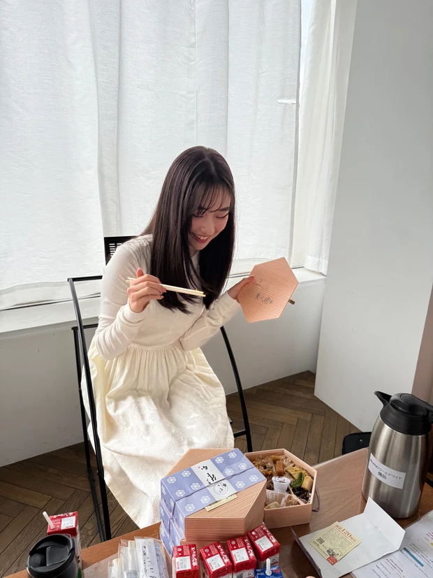 藤岡舞衣　お昼ごはんタイム　笑顔