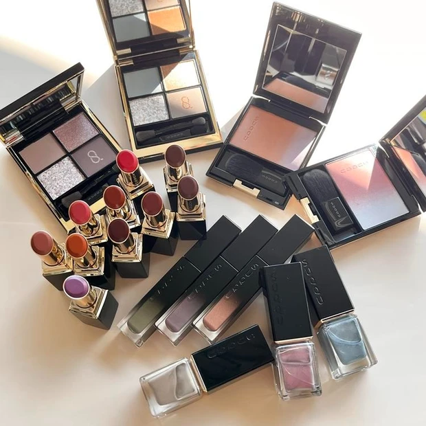 【2位】SUQQUの春新色を全色スウォッチ！ 濃密な質感の新作リップや人気アイパレット、チークなどの限定色が登場【春コスメ2024】