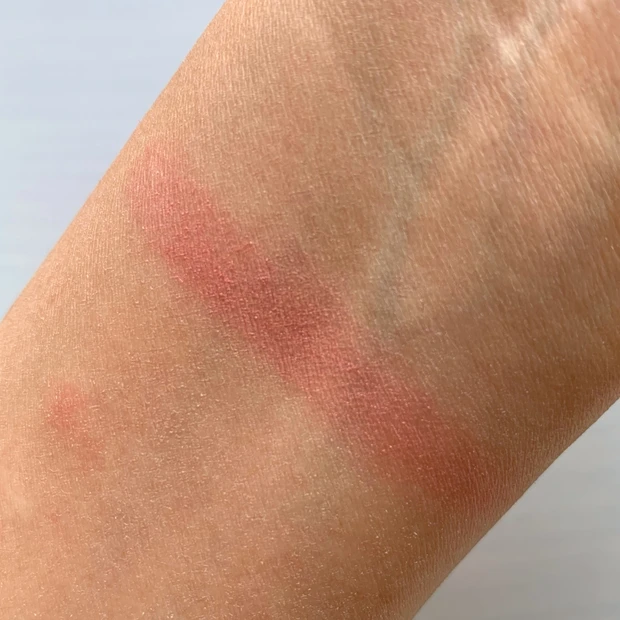 Dior ロージー グロウ 850 スターリー モーヴのスウォッチ写真