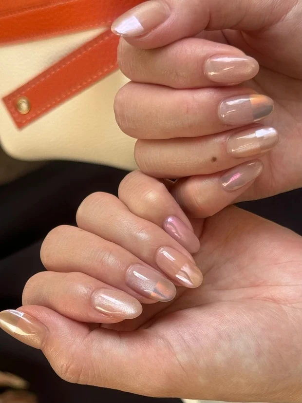 シンプルで大人可愛い「しゅわしゅわマグネット×ミラーネイル」