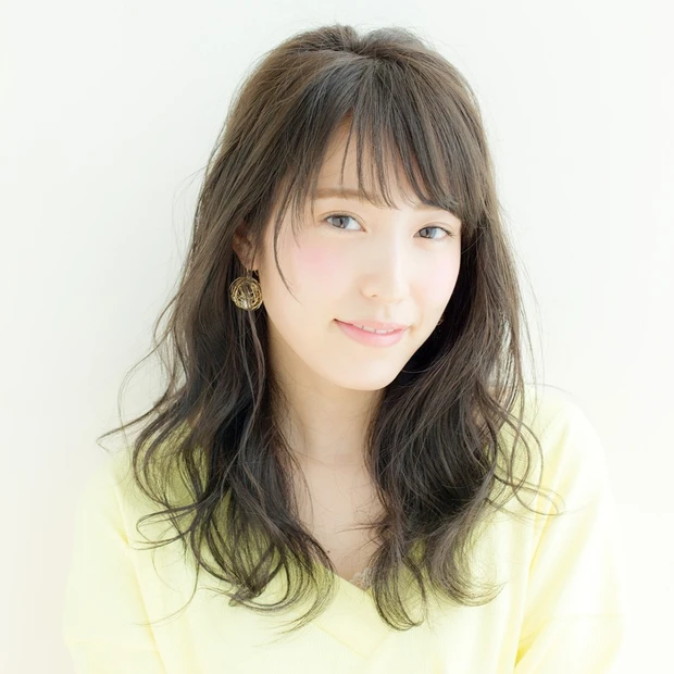 心地よいラフ感で髪を柔らかく見せる、大人な抜け感ウェーブロング