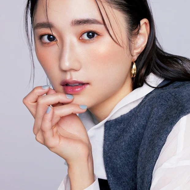 今どき「うすうす眉」のつくり方。薄くて柔らかい眉はパウダー使いでお洒落顔…