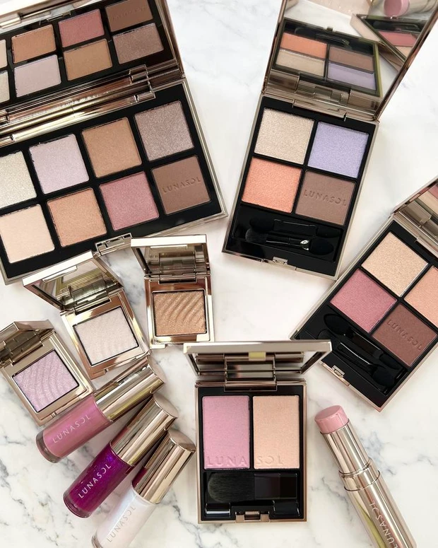 【4位】ルナソルのクリスマスコフレ・限定品2025をスウォッチ! 光がゆらぐアイシャドウなど続々【クリスマスコフレ2025】