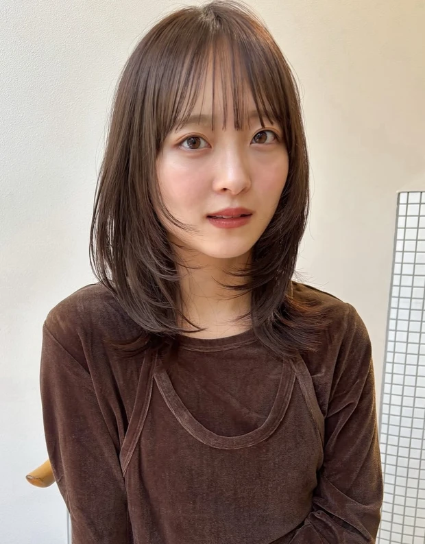 髪型 ミディアムレイヤー ミディアムヘア 前髪あり 外ハネヘア スタイリング