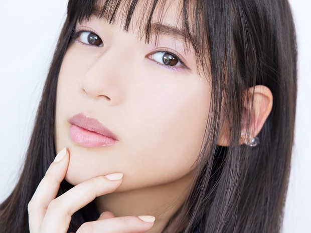 石井杏奈さんがポジティブになれるカラーメイクに挑戦！【山本舞香のBeauty Script】 | マキアオンライン(MAQUIA ONLINE)