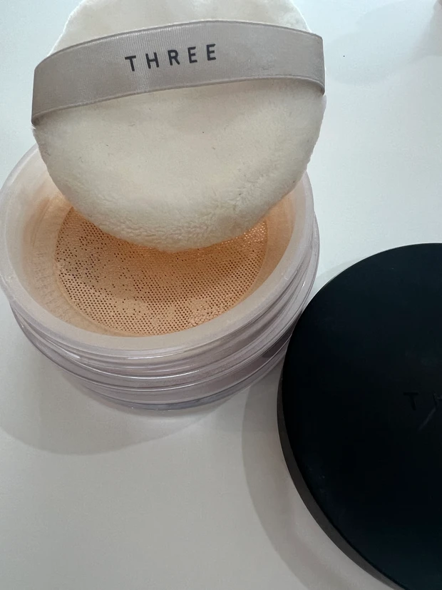 THREE アルティメイトダイアフェネス ルースパウダー　パフ