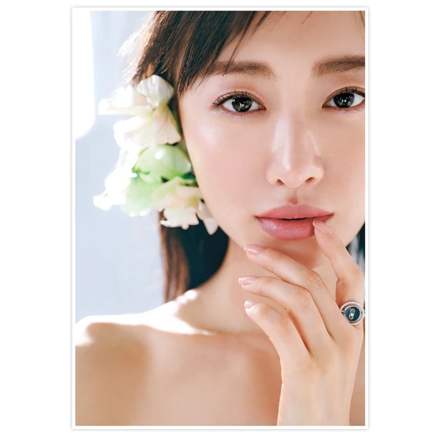 松本まりかさんが表紙初登場！ 柔らかくも芯がある春メイクを解説