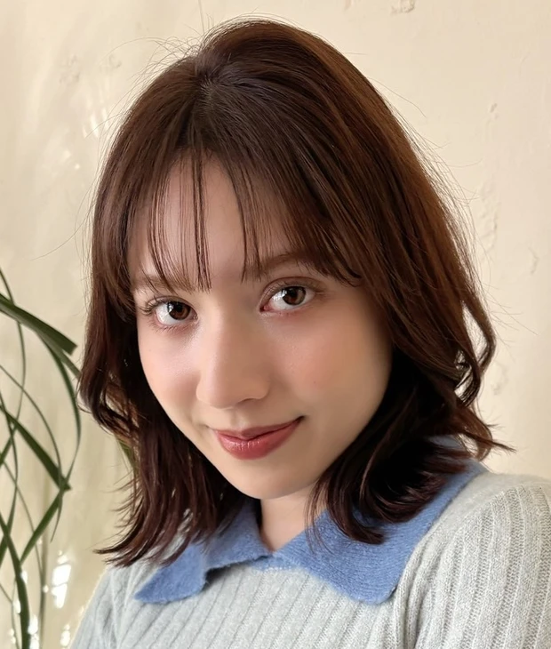 髪型　ミディアム　レイヤーミディアム　シースルーバング　前髪あり　正面