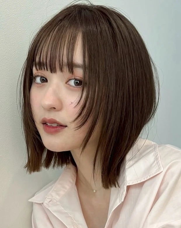 髪型　レイヤーボブ　切りっぱなしボブ　前髪あり　サイド