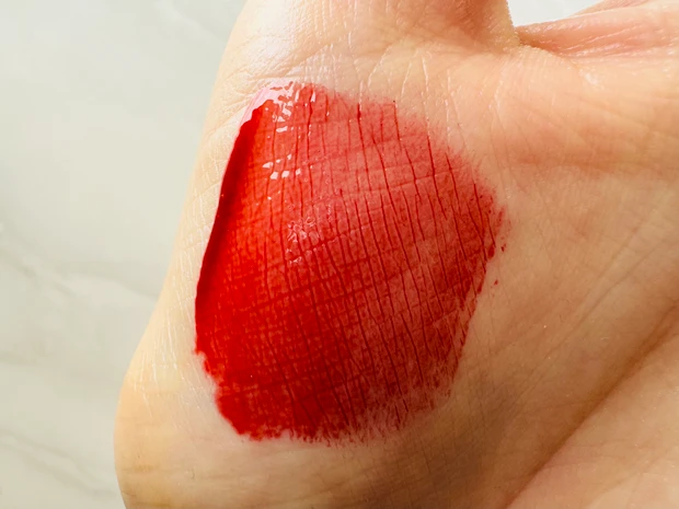 LAKAのフルーティーグラムティント 104 チェリーのスウォッチ