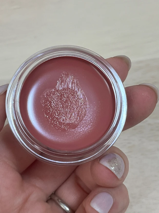 唇や頬に自然なツヤと血色感をプラス💓
_2