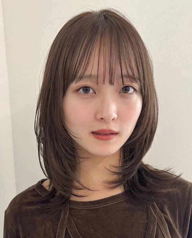 髪型 ミディアムレイヤー ミディアムヘア 前髪あり 外ハネヘア