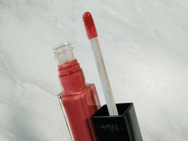 Viseeのエッセンスリッププランパー BE300 ベージュピンク