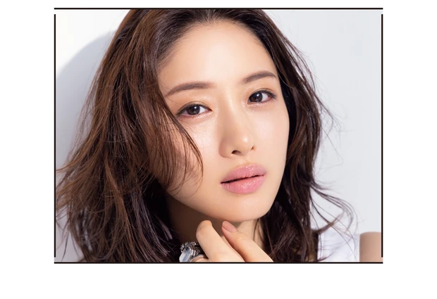 強さと可愛らしさが混在する 奥行きのあるメイクに魅かれる