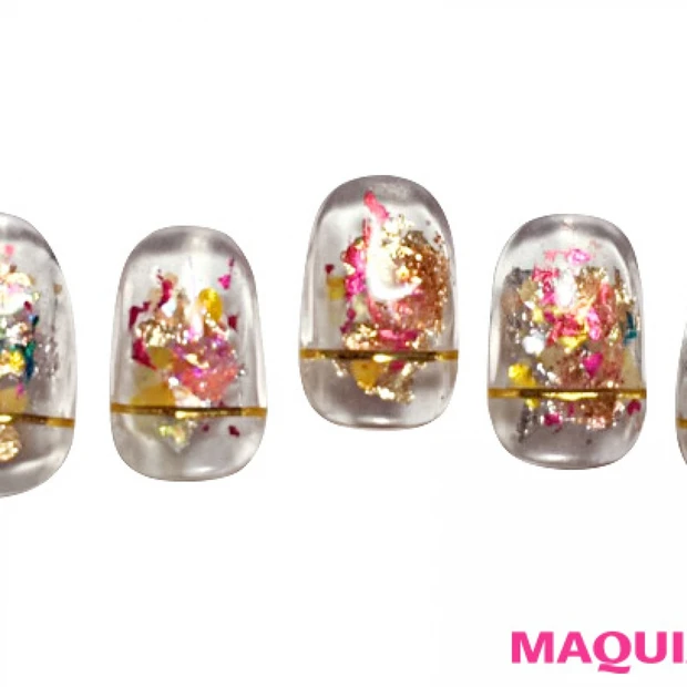 ハッピーシャワーが舞い散る、華やか「ビタミンカラー」ネイル