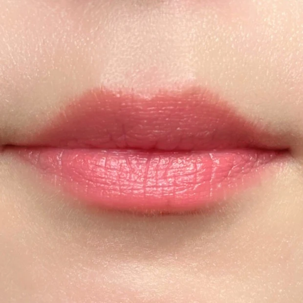 リップライナーを唇の中央に引くことで、唇に立体感を与えることができる