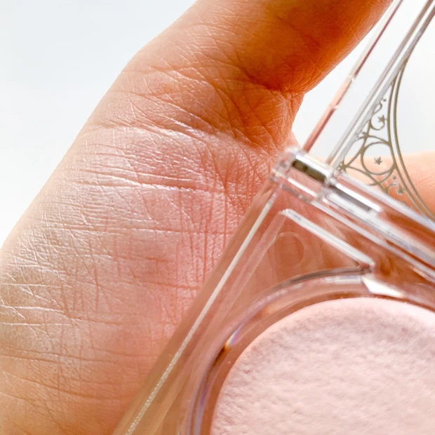 02ムーングロウピンクのスウォッチ。自然な血色感とツヤを与える大人可愛い発色。