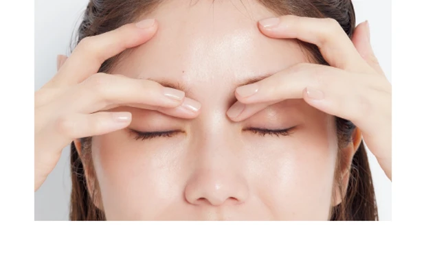 上まぶたは指を沿わせるように