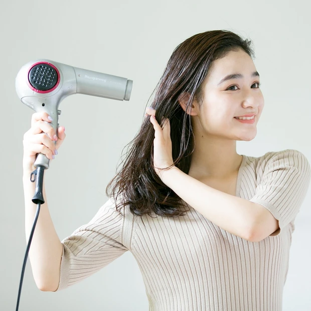 暑い日、特に面倒なドライヤータイム。髪を早く乾かす簡単テクニックをプロが…
