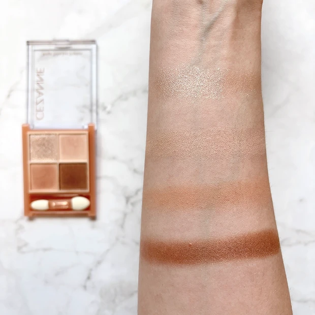 セザンヌ ベージュトーンアイシャドウ 01 ナッツベージュのスウォッチ