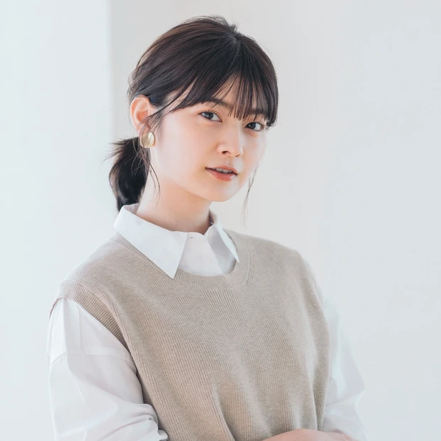 【ユニクロ×似合うヘアアレンジ】シャツ×ベストのレイヤードスタイルには、…