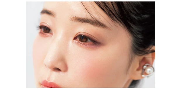 目元は上軽・下重のシャドウバランスで