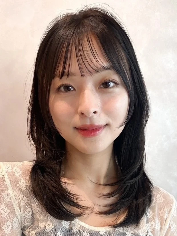 【若く見える髪型・ヘアスタイル】ミディアム6選_グレージュカラーが主役! お肌をトーンアップする若見えレイヤーミディアム