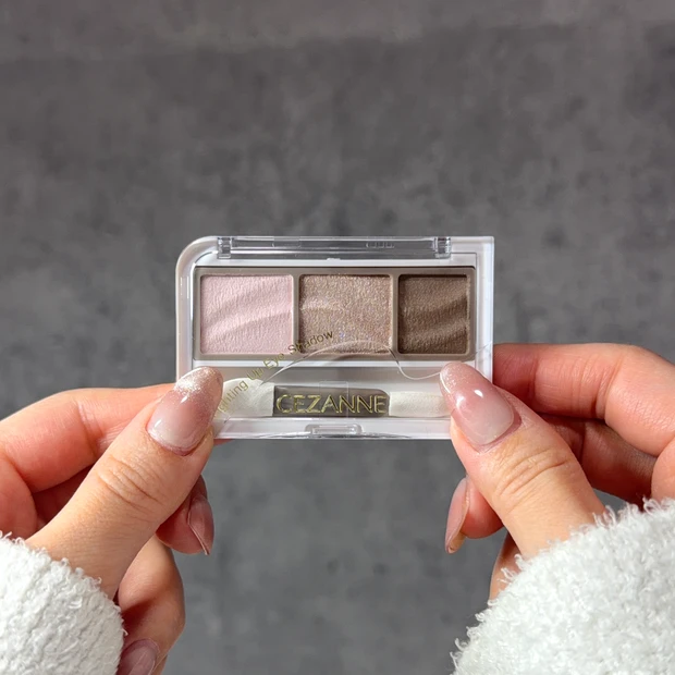 セザンヌ新作　ライティングアップアイシャドウ 03シェルグレージュ