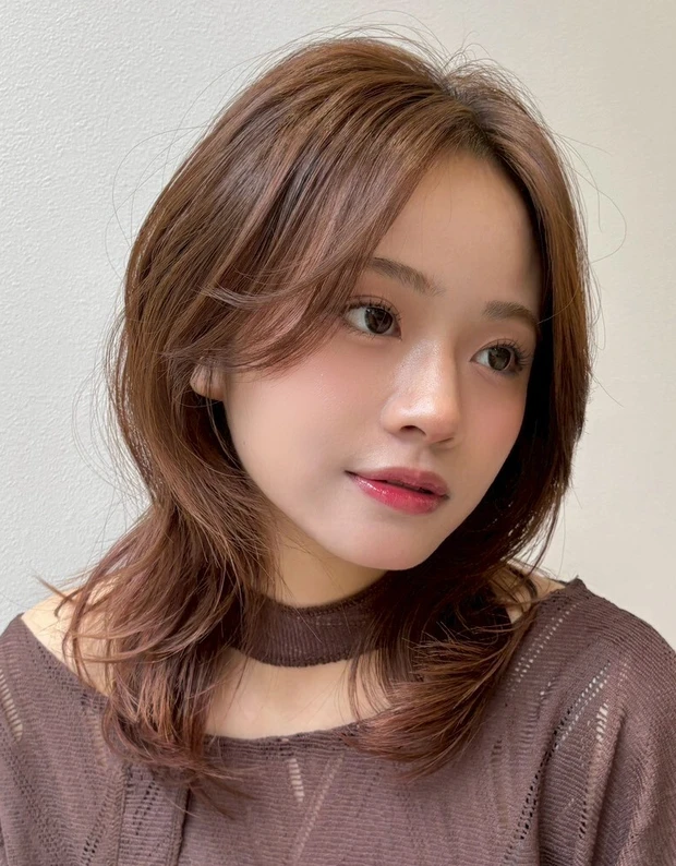 髪型　くびれミディアム　ミディアムヘア　センターパート　サイド